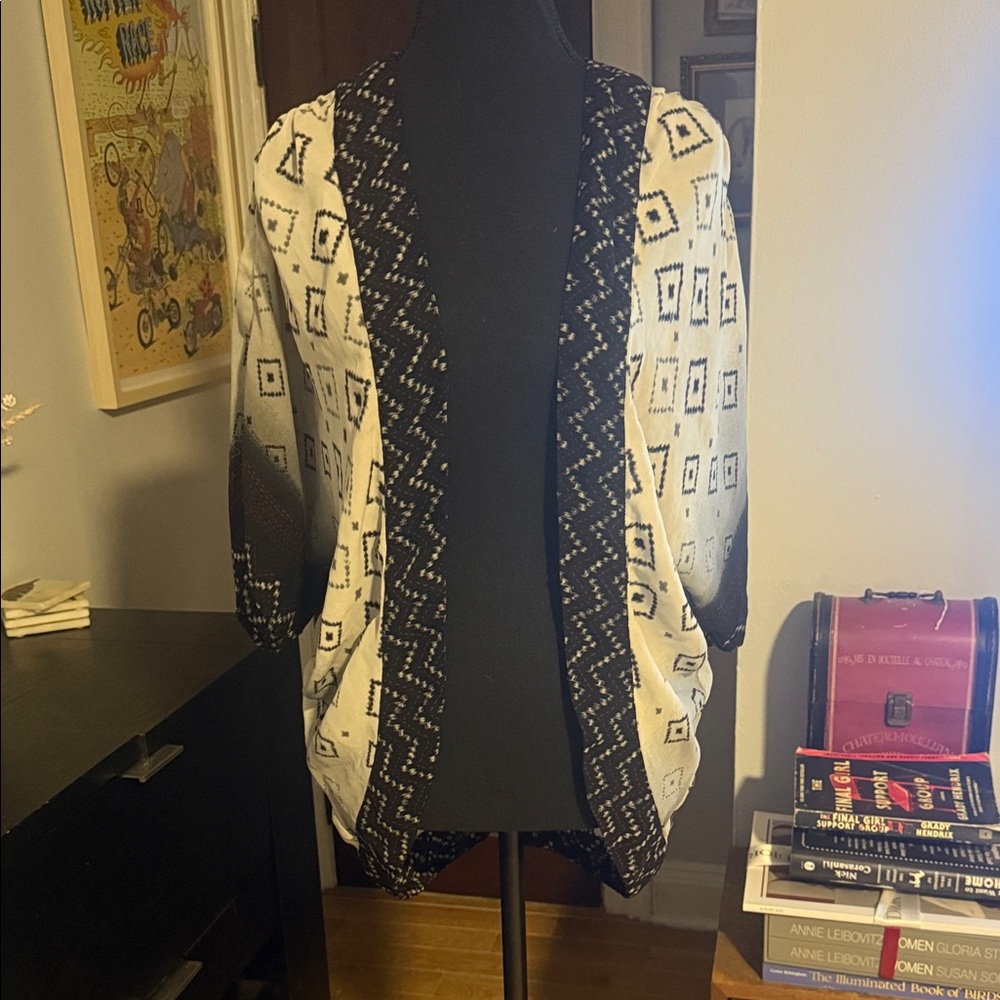 Ecote Black and White Geometric Cape